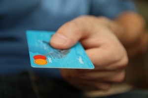 Jak ovlivní kreditní karta výši hypotéky?